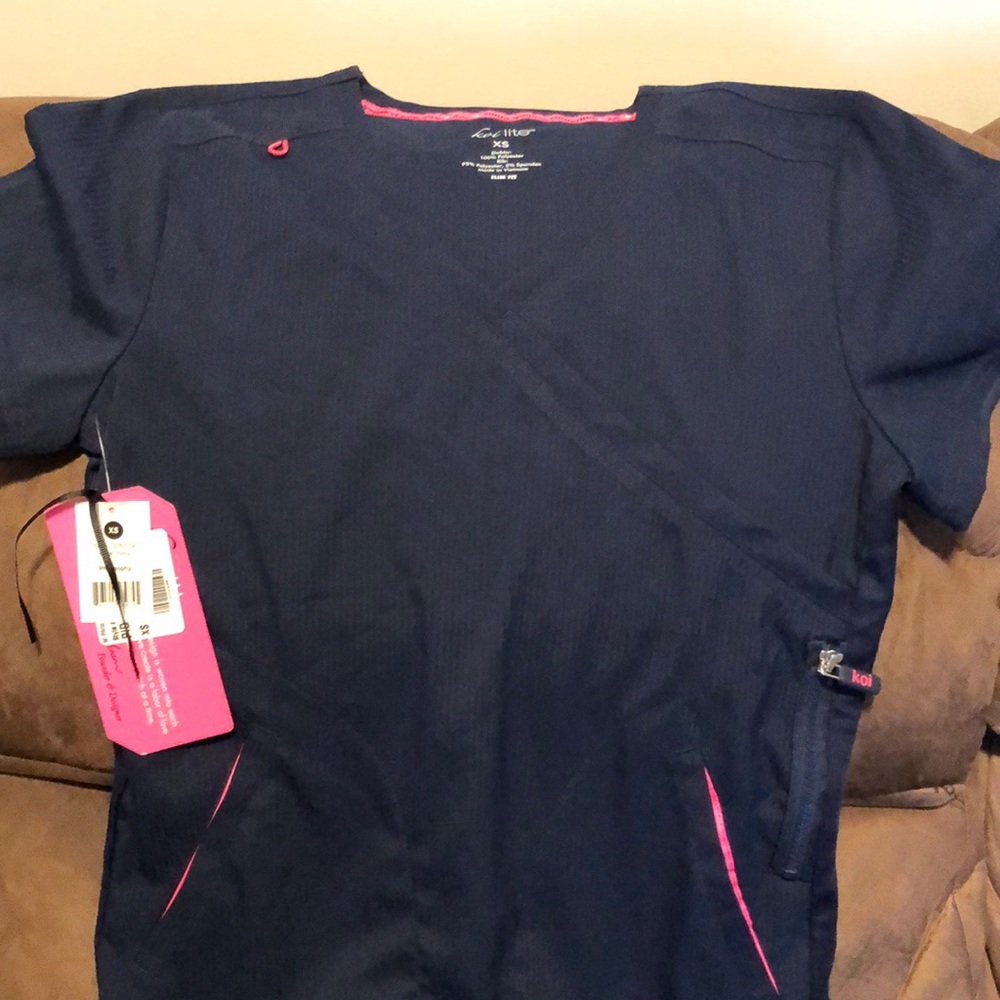 SCRUB TOP
